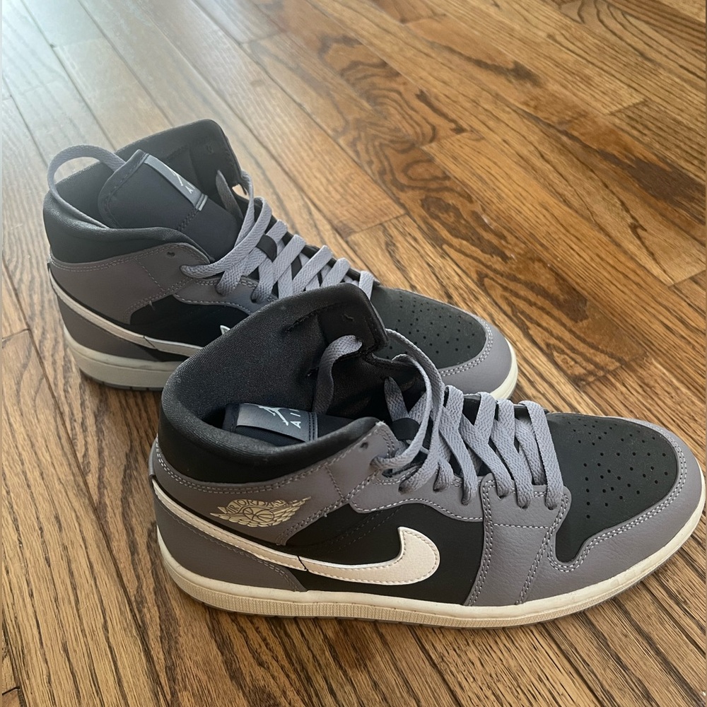 🖤🩶 EUC Women’s Air Jordan 1 Mid Cement Grey/Sail Anthracite Size 9.5 🩶🖤